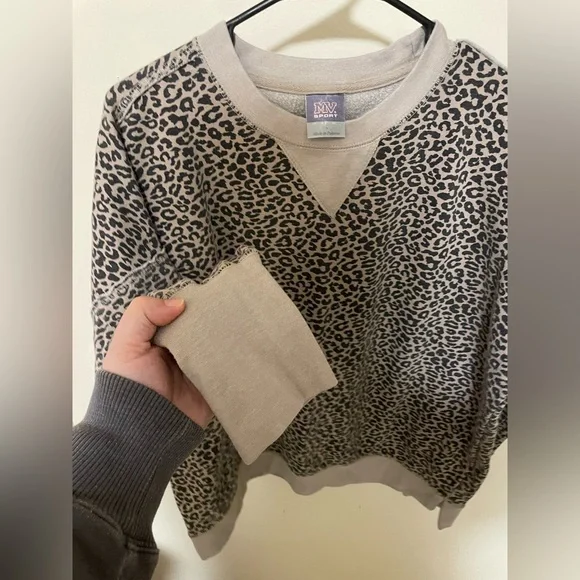 ✨Women’s MV Sport Cheetah Print Crewneck Size L - Picture 6 of 9